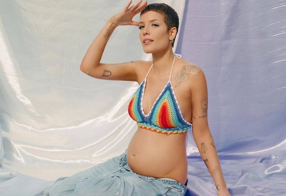 Cantora Halsey emociona fãs ao anunciar que espera seu 