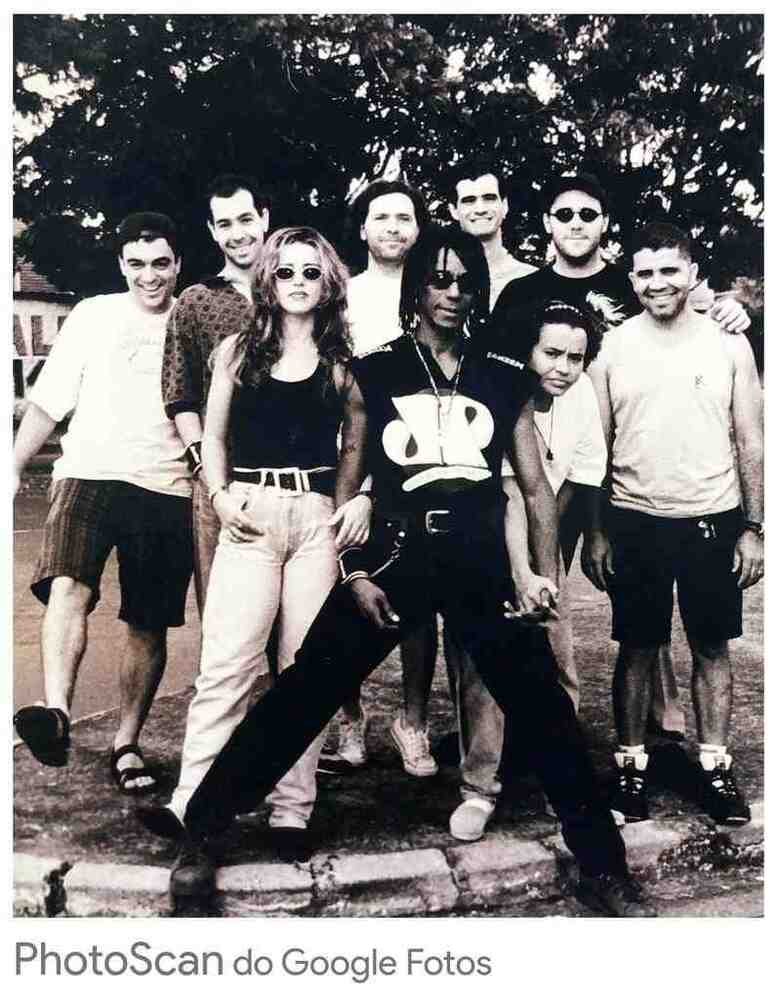 Junior Marvin, guitarrista original do The Wailers, e o grupo de uma turn&ecirc; dele do final dos anos 1990. Na foto, est&aacute; Fred Valle, atual baterista da banda Carne Doce, que foi baterista da banda de Marvin durante essa turn&ecirc;