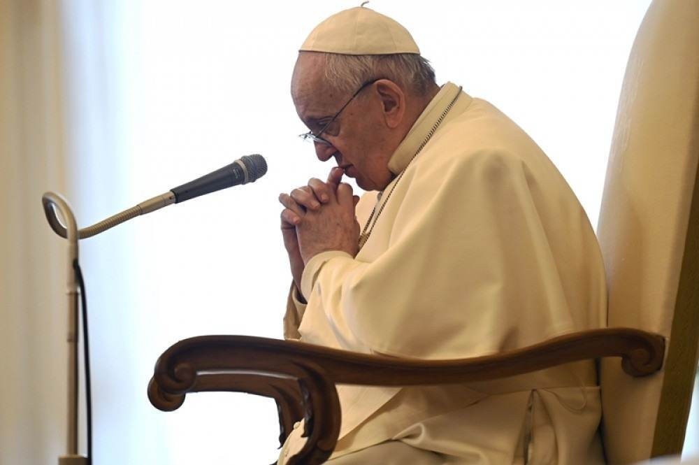  Papa expressa 'grande pesar' por não poder viajar à África 