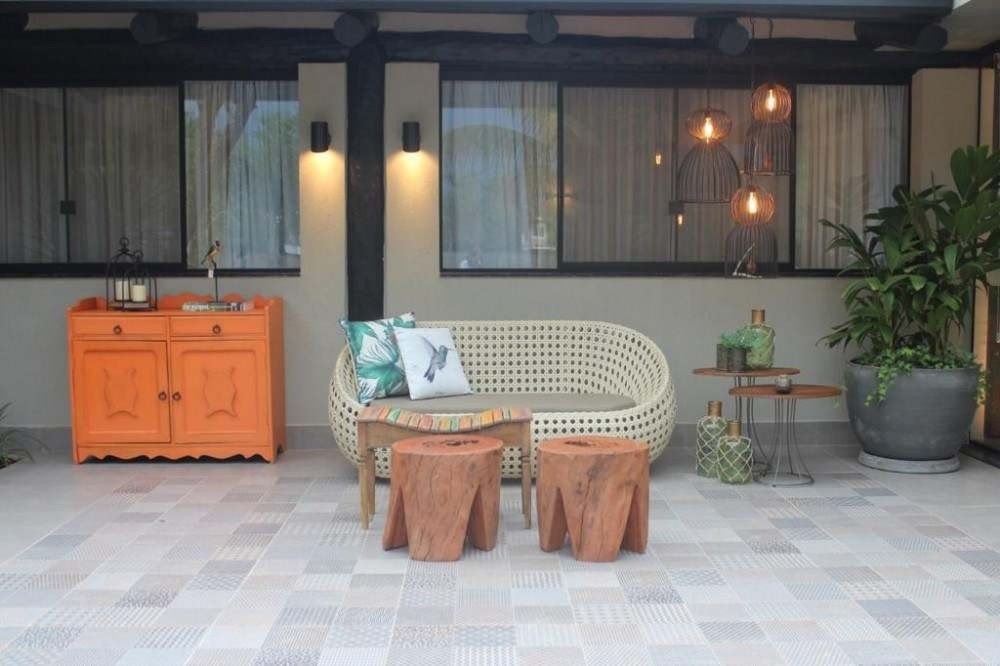  Área externa moderna com móveis vintages