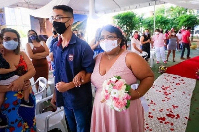 Há 23 anos juntos, o casal oficializou o relacionamento no jardim do Hospital de Base na última sexta-feira (29/1)