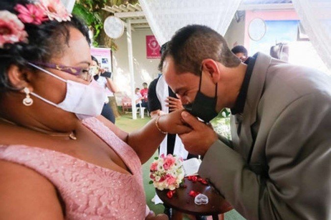 Há 23 anos juntos, o casal oficializou o relacionamento no jardim do Hospital de Base na última sexta-feira (29/1)