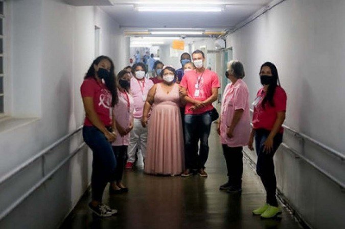 Há 23 anos juntos, o casal oficializou o relacionamento no jardim do Hospital de Base na última sexta-feira (29/1)