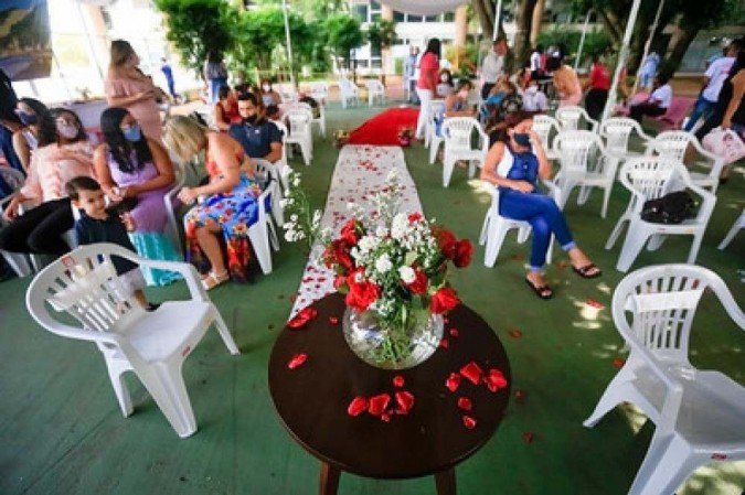 Há 23 anos juntos, o casal oficializou o relacionamento no jardim do Hospital de Base na última sexta-feira (29/1)