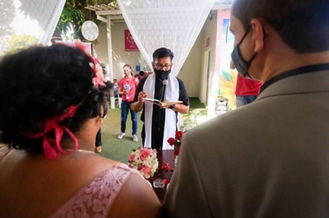 Há 23 anos juntos, o casal oficializou o relacionamento no jardim do Hospital de Base na última sexta-feira (29/1)