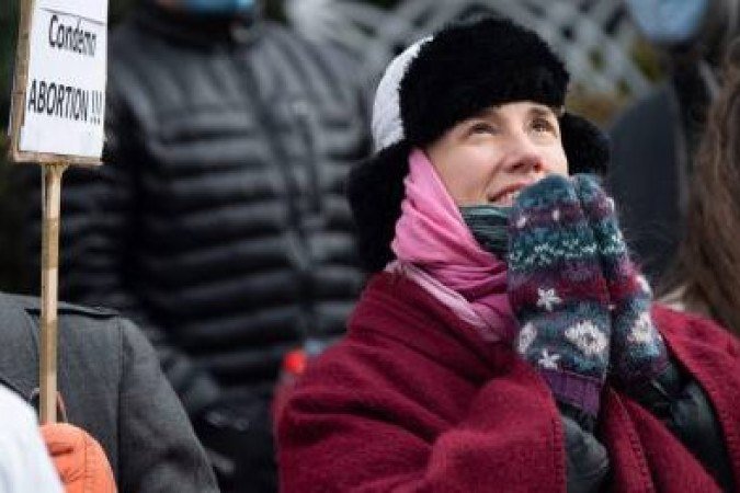 Manifestante pró-vida em frente à Suprema Corte, em Washington: 13 estados contra o procedimento -  (crédito: SAUL LOEB)