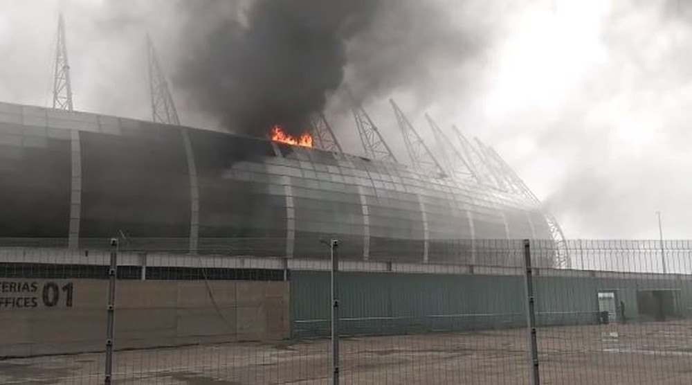 Incêndio atinge cabine de rádio da Arena Castelão, em Fortaleza