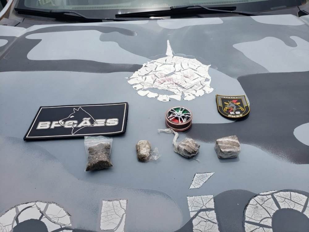 Com o apoio de cães, a PM deteve dois suspeitos de tráfico de drogas