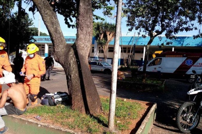 O agressor usou um facão e feriu a vítima na cabeça, no ombro e no braço