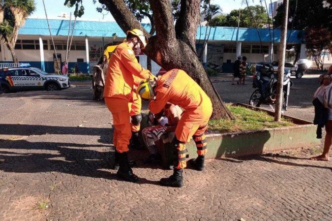 O agressor usou um facão e feriu a vítima na cabeça, no ombro e no braço