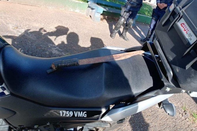 O agressor usou um facão e feriu a vítima na cabeça, no ombro e no braço