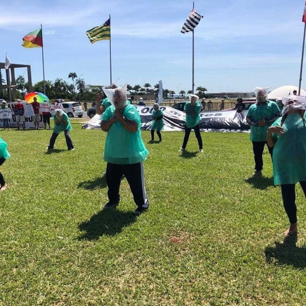 Artistas locais simulam sufocamento pir conta das pol&iacute;ticas do governo Bolsonaro em meio &agrave; pandemia