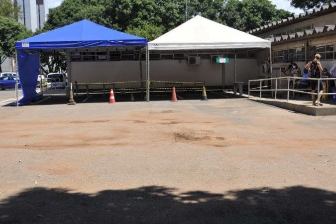 Oficialmente, a vacinação começa Às 13h, no entanto vários pontos de imunização amanheceram com fila