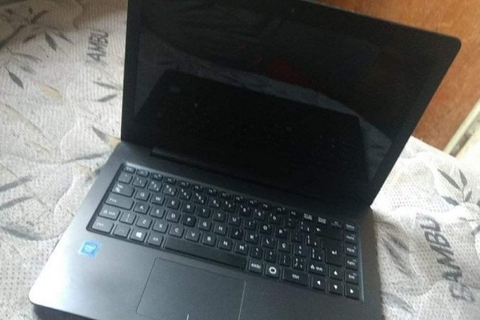 Computador comprado pelos amigos de gracinha estava carregando durante uma tempestade e queimou -  (crédito: Arquivo Pessoal)