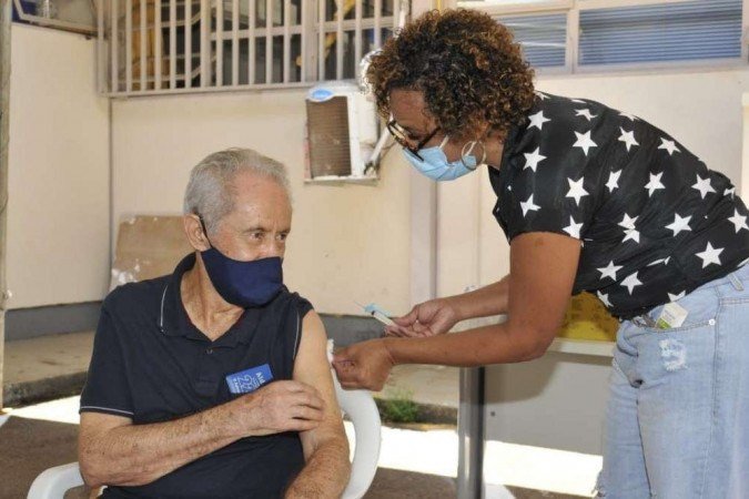 Na UBS 2, da Asa Norte, a vacinação começou às 12h21