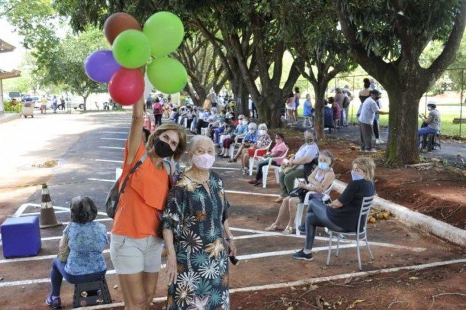 Oficialmente, a vacinação começa Às 13h, no entanto vários pontos de imunização amanheceram com fila