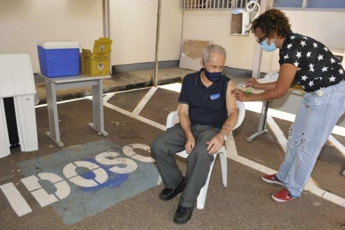 Na UBS 2, da Asa Norte, a vacinação começou às 12h21