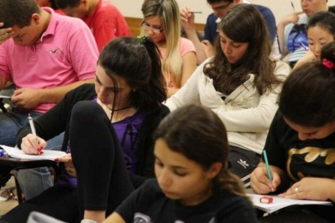 Diferente de anos anteriores, alunos fizeram provas em mais salas, respeitando distanciamento, e precisaram ficar de máscara
- (crédito: Marcos Santos/ USP imagens) Diferente de anos anteriores, alunos fizeram provas em mais salas, respeitando distanciamento, e precisaram ficar de máscara
- (crédito: Marcos Santos/ USP imagens)