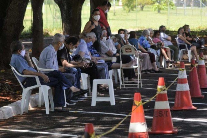 Oficialmente, a vacinação começa Às 13h, no entanto vários pontos de imunização amanheceram com fila