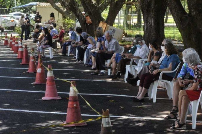 Oficialmente, a vacinação começa Às 13h, no entanto vários pontos de imunização amanheceram com fila