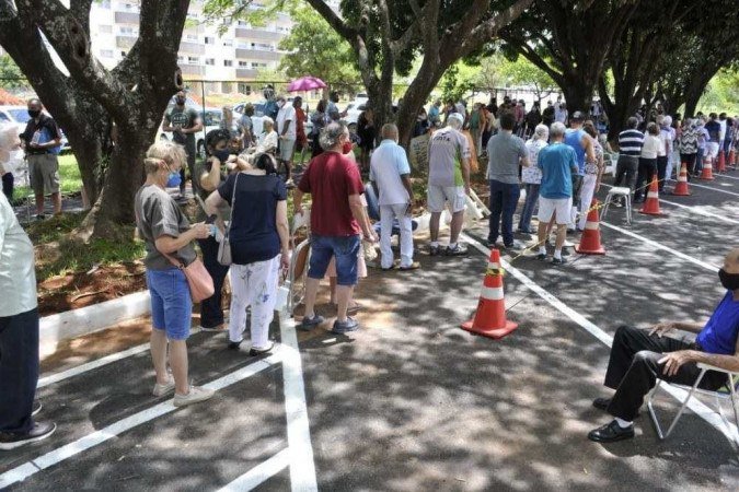  Idosos acima de 80 anos come&ccedil;am a ser vacinados no Distrito Federal