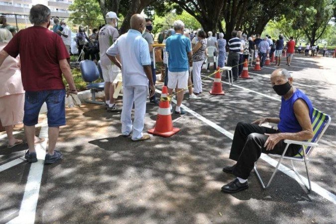  Idosos acima de 80 anos come&ccedil;am a ser vacinados no Distrito Federal