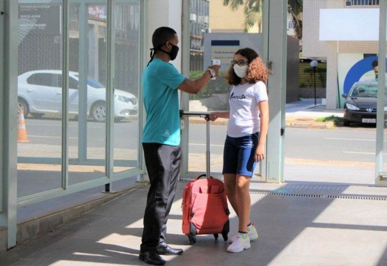 Col&eacute;gio Marista Jo&atilde;o Paulo II aferiu a temperatura dos estudantes na entrada da escola