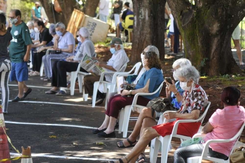 Oficialmente, a vacinação começa Às 13h, no entanto vários pontos de imunização amanheceram com fila