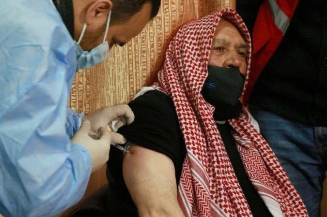 refugiado sírio recebe vacina