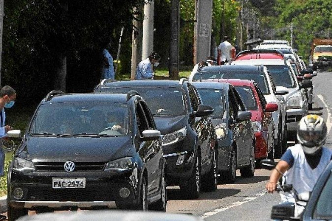 Pela manhã, na Policlínica do Lago Sul, o movimento de carros era intenso
