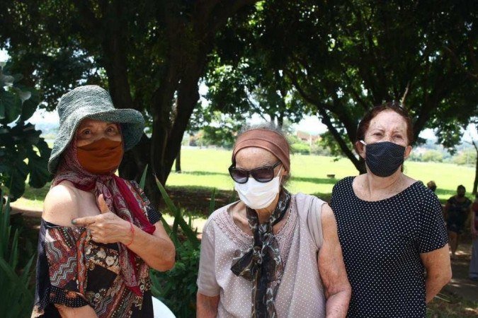 Therezamaria de Campos, 81, Genezy Bernardes Teixeira, 91, e Almerinda Gonçalves de Souza, 82, receberam a primeira dose da vacina nesta manhã