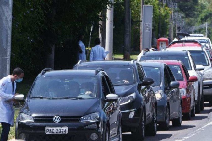 Agentes de saúde contabilizaram mais de 100 carros na fila - (crédito: Ed Alves/CB/DA Press) Agentes de saúde contabilizaram mais de 100 carros na fila - (crédito: Ed Alves/CB/DA Press)