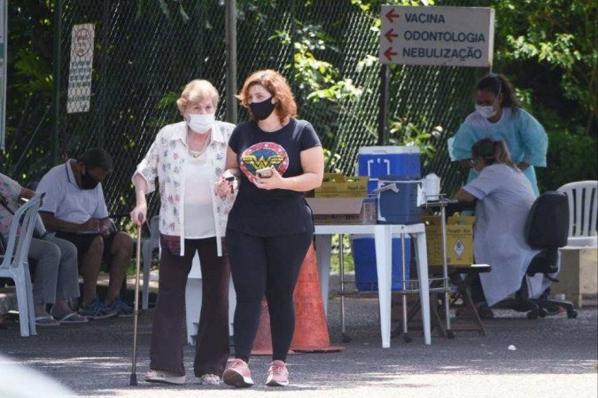 Vacinação por drive-thru de idosos acima de 80 anos no posto de saúde na QI 21, do Lago Sul