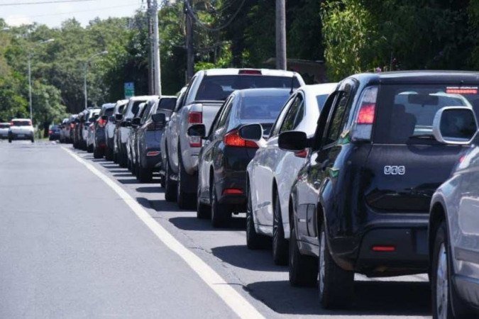 Vacinação por drive-thru de idosos acima de 80 anos no posto de saúde na QI 21, do Lago Sul