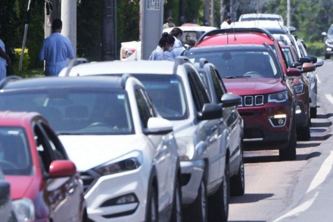 Vacinação por drive-thru de idosos acima de 80 anos no posto de saúde na QI 21, do Lago Sul