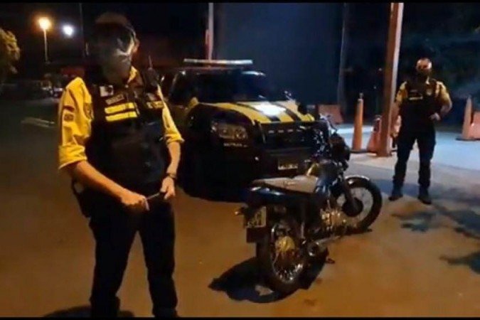 Flagra ocorreu durante fiscalização na segunda-feira (1º/2) -  (crédito: Reprodução/Twitter)