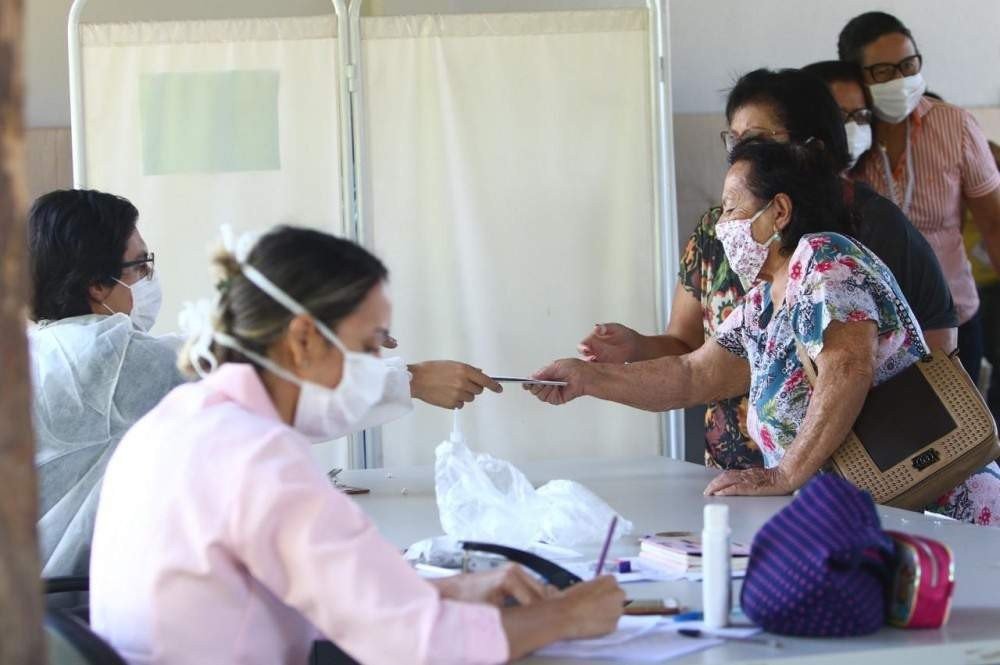 Pouca fila e agilidade marcam vacinação no posto da 612 Sul 