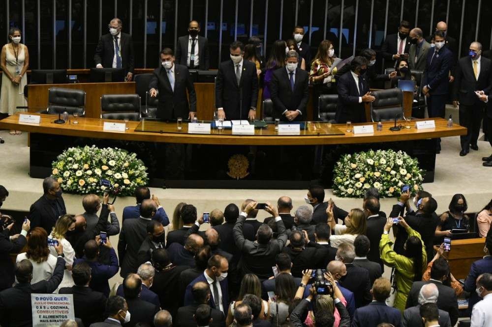 Bolsonaro é vaiado e chamado de genocida e fascista no Congresso