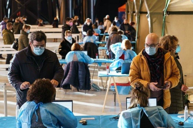 Também é preciso levar identidade e CPF para poder se vacinar -  (crédito: CESAR MANSO / AFP)