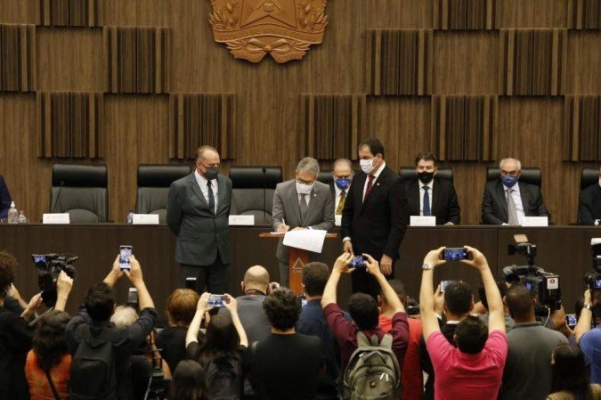 Governador de Minas Gerais, Romeu Zema, assina acordo R$ 37,7 bilhões no Tribunal de Justiça de MG - (crédito: Gil Leonardi/ Imprensa MG) Governador de Minas Gerais, Romeu Zema, assina acordo R$ 37,7 bilhões no Tribunal de Justiça de MG - (crédito: Gil Leonardi/ Imprensa MG)