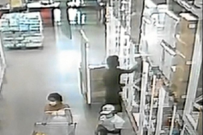 Câmeras do atacadão registraram o momento em que Jonas pega a faca