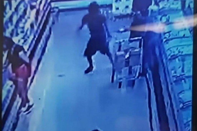 Câmeras de segurança registraram o momento em que Jonas ataca a idosa -  (crédito: material cedido ao Correio)
