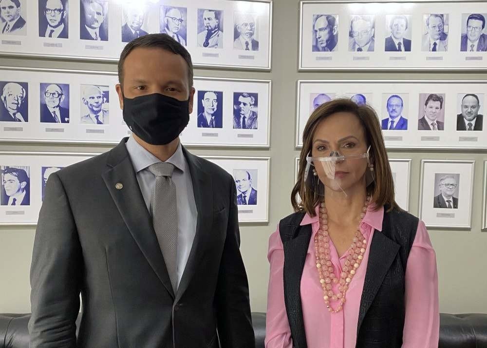 Parlamentares se reúnem com ministro e cobram medidas para Educação