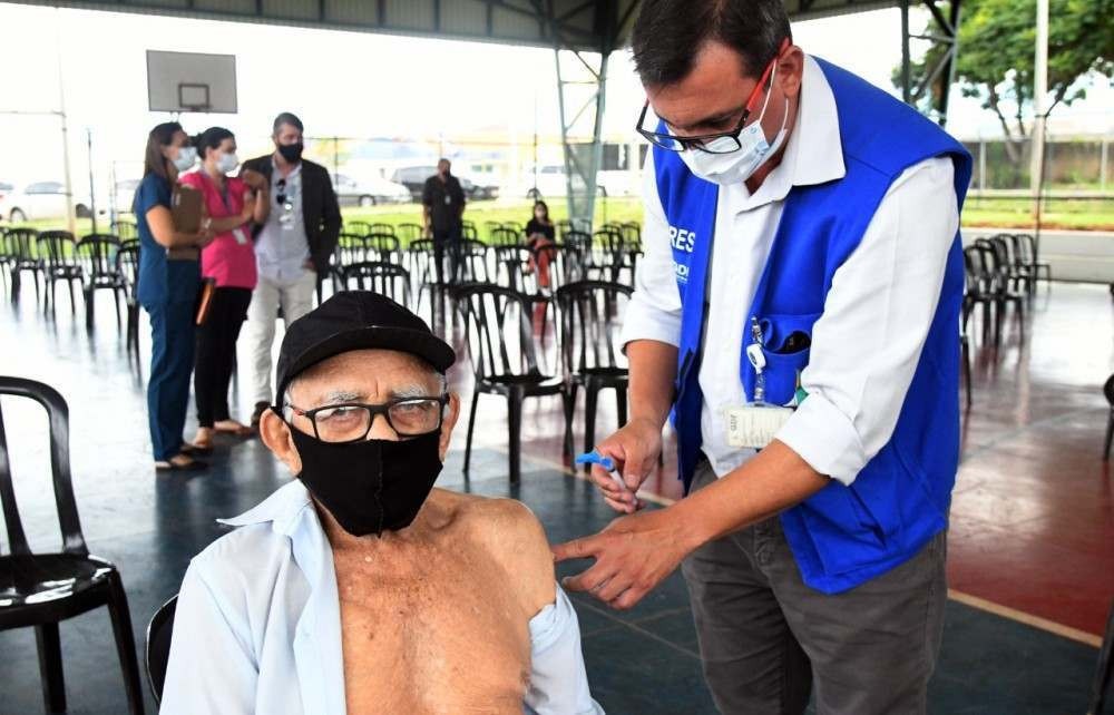 Vacina: Em Ceilândia, idoso de 102 anos faz repente em agradecimento