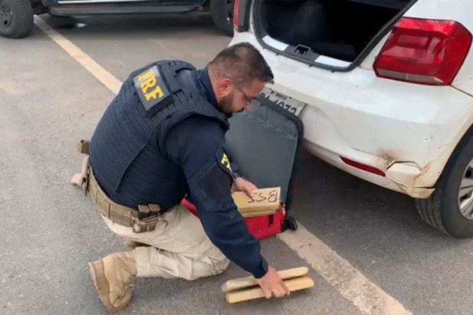 PRF prende casal com 10kg de maconha em Alexânia (GO). Eles foram abordados na BR 060, próximo ao outlet Premium. Droga estava sendo levada para Brasília -  (crédito: PRF/Divulgação)