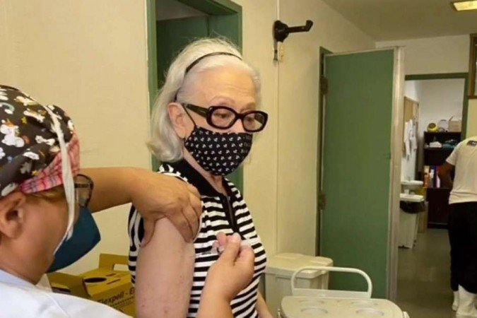 Desde que a primeira dose foi aplicada no Brasil, internautas pediam a imunização da artista que é considerada o maior nome da atuação no país -  (crédito: Reprodução/Instagram)