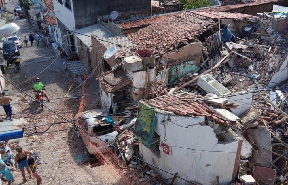Explosão faz casa desabar e quatro pessoas morrem em Natal