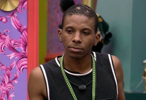O ator Lucas Penteado deixou a casa do Big Brother Brasil 21 no domingo (7/2), ap&oacute;s beijo em Gilberto e briga com Lumena e outros participantes em festa