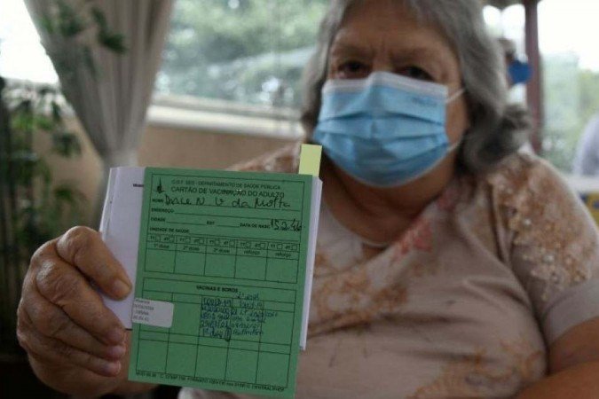 Começa vacinação da segunda dose contra a covid-19 para idosos que vivem em asilos e profissionais da saúde. Na foto, Dircineia Garcia da Motta