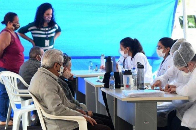 Começa vacinação da segunda dose contra a covid-19 para idosos que vivem em asilos e profissionais da saúde